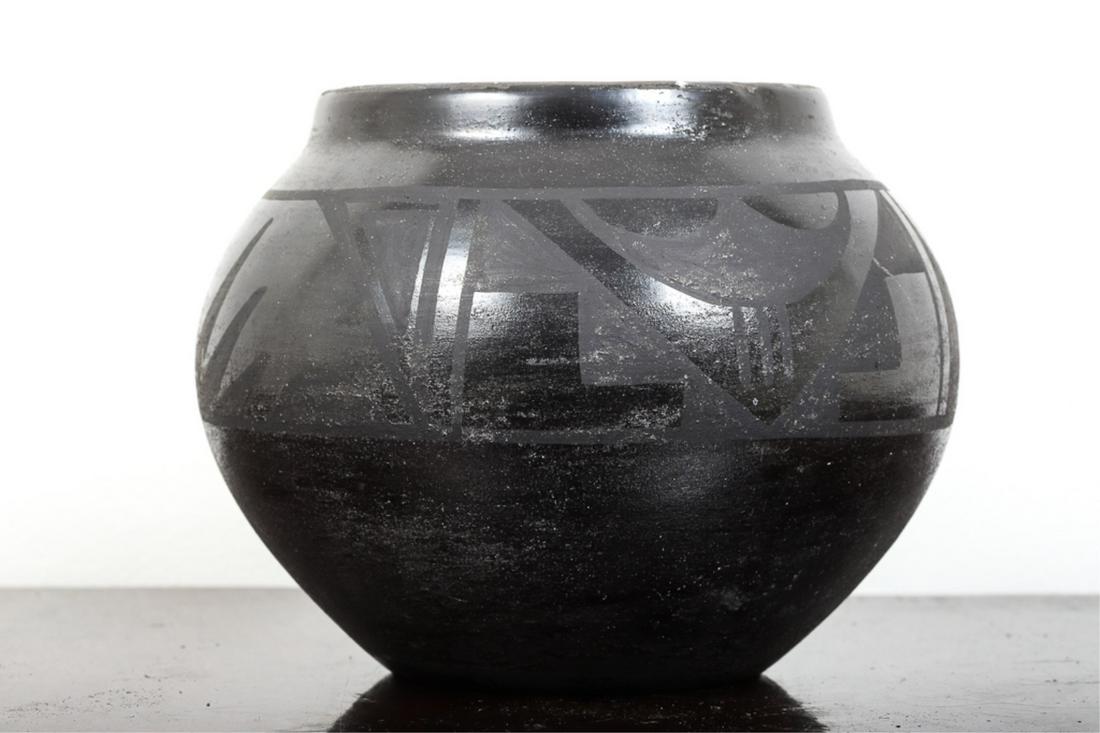 DESIDERIA MONTOYA SAN IIDEFONSO BLACK POTTERY VASE (1 of 4)