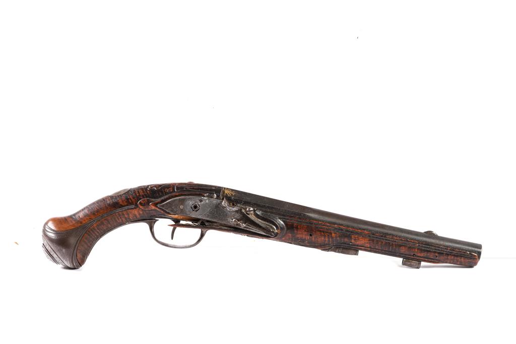 (18th c) P.MONTMAIN FLINTLOCK PISTOL BLACK POWDER: 14 mm barrel, octagonal at the first part and signed "Paul Montmain" in gold, then round with rib and silver foresight; engraved tang; engraved with floral motifs; wooden full stock slightly sculpted,