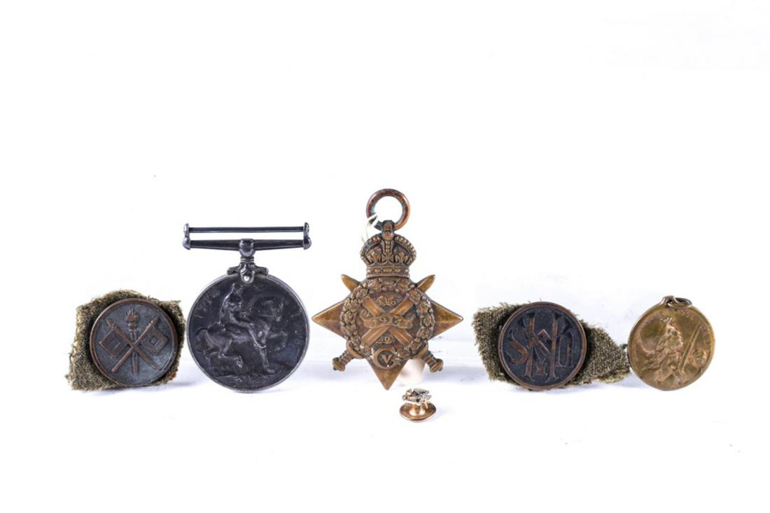 GROUPING OF (6) BUTTONS, MEDALS and RIBBONS: Including: 1914-1918 British Medal for WWI, 1914 WWI Medal to W. Harvey R.F.A., 32 degree Freemason (Scottish Rite) pin, and (2) collar disc insignias (signal corps and United States National Army. 2 