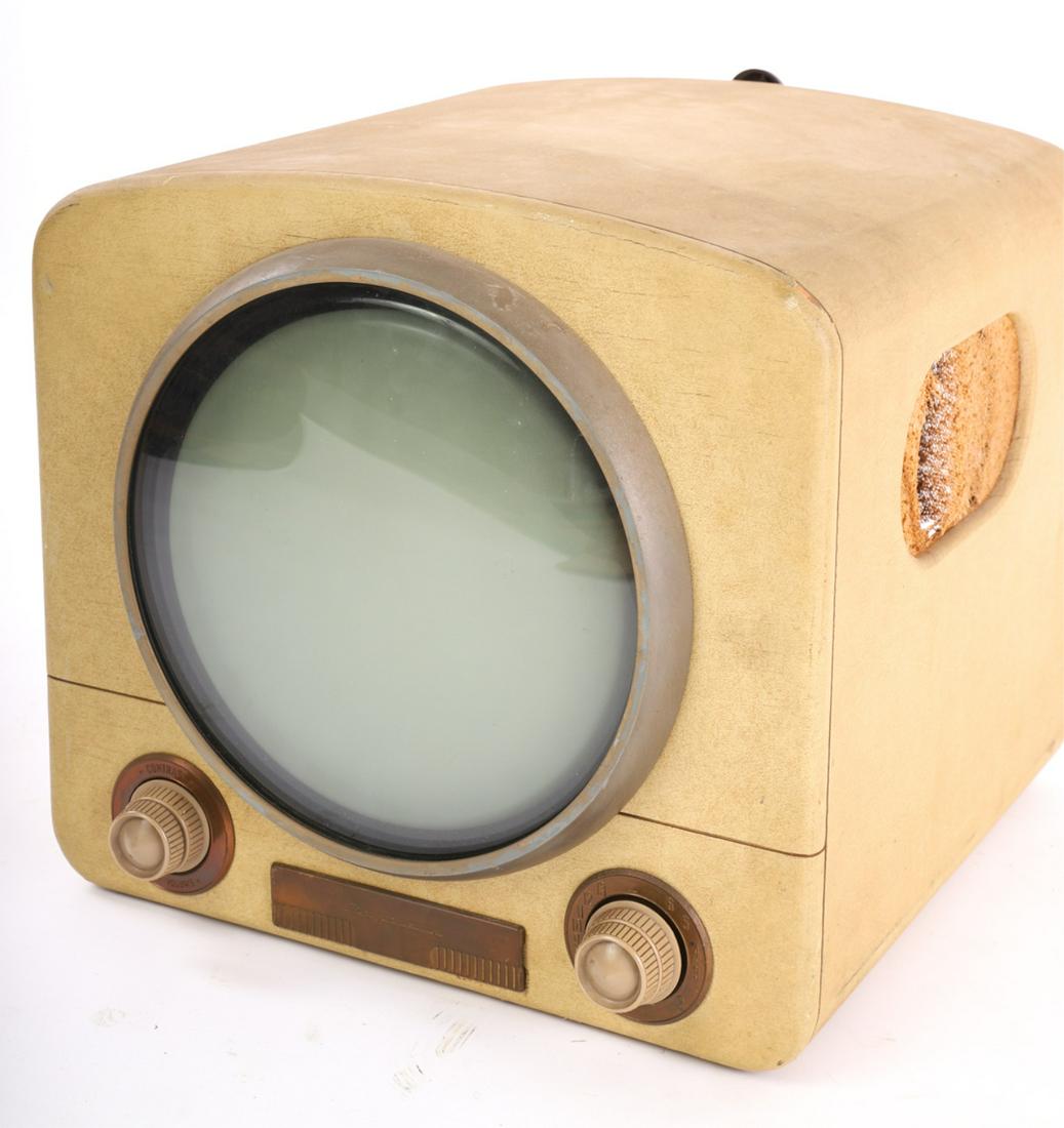 1950 RAYTHEON BLACK & WHITE TELEVISION SET: No. 65465.18 x 20 x 19 inches