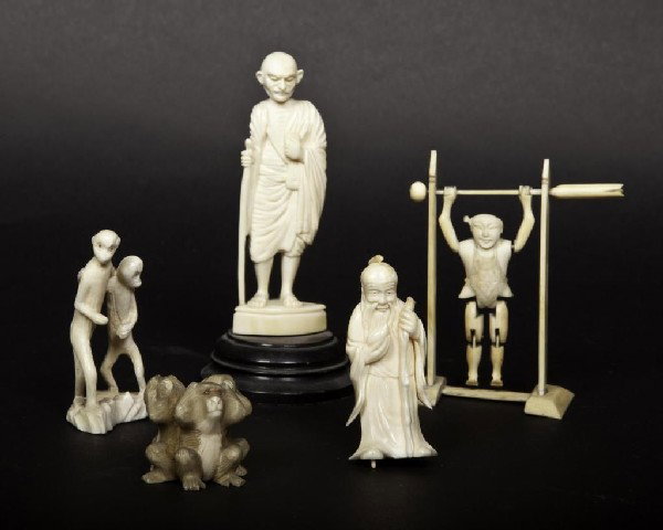 Lot of miscellaneous Japanese ivory carvings, earl: Lot of miscellaneous Japanese ivory carvings, early to mid 20th century. Height of tallest: 4 in.