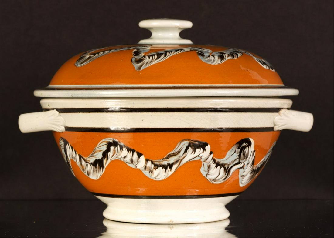 BRITISH MOCHAWARE COVERED BOWL: Pearlware (2) handled covered bowl with earthworm pattern on an apricot field and framed with thin brown bands. 5 1/2 x 6 3/4 inches. Provenance: Skinnier Inc 2003 for $2232.