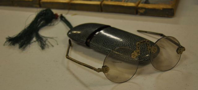 Rare and unusual pair of Asian spectacles with be: Rare and unusual pair of Asian spectacles with beautiful metal work frames in a shark skin case