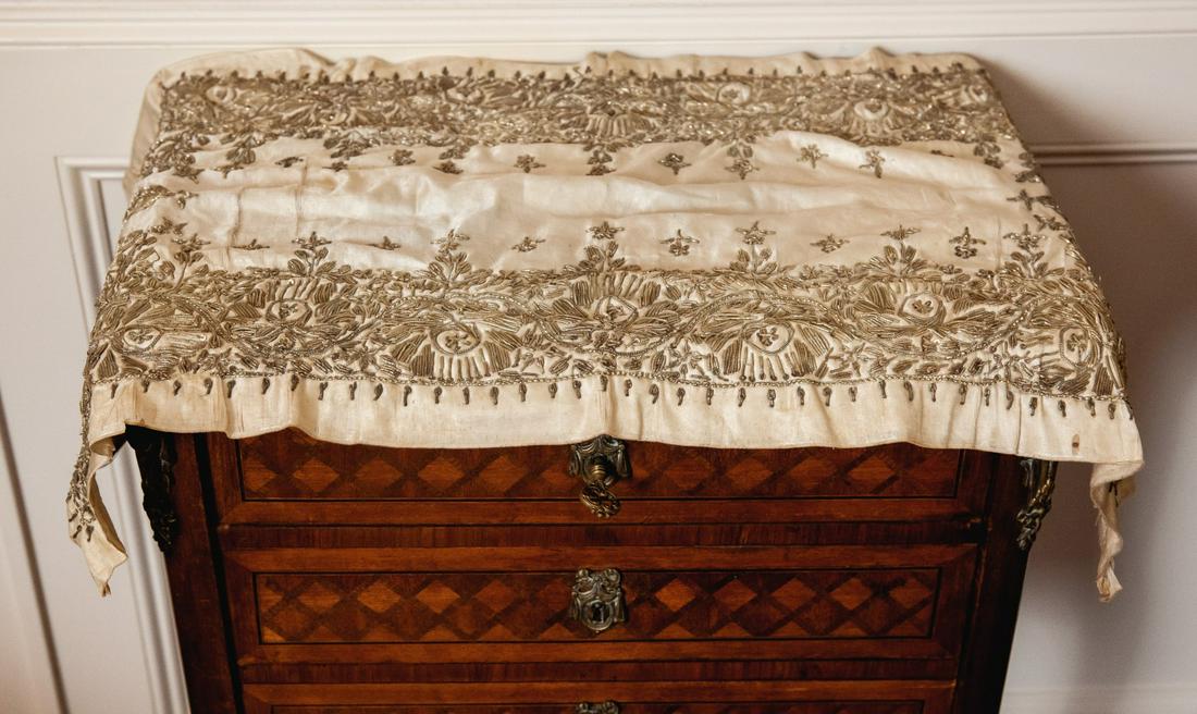 FAR EAST INDIAN METALLIC THREAD & SILK EMBROIDERY (1 of 7)