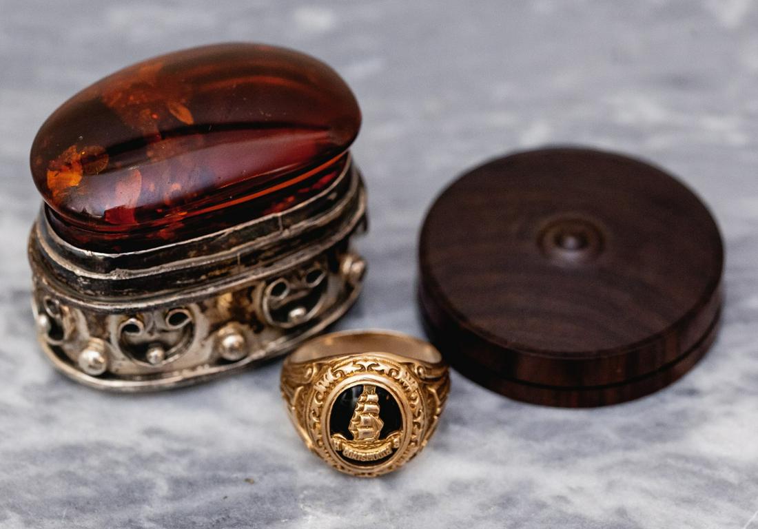 PORTSMOUTH NH 10k GOLD RING, STERLING BOX & SEAL (1 of 8)