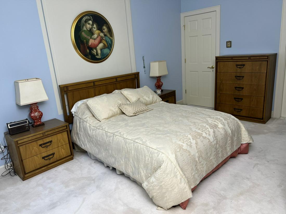 (4) PIECE BASSETT PECAN WOOD BEDROOM SET (1 of 16)