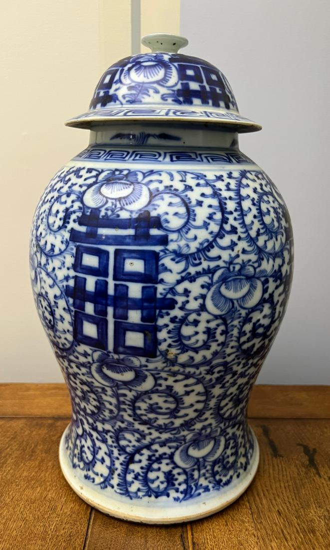 CHINESE PORCELAIN URN (1 of 6)