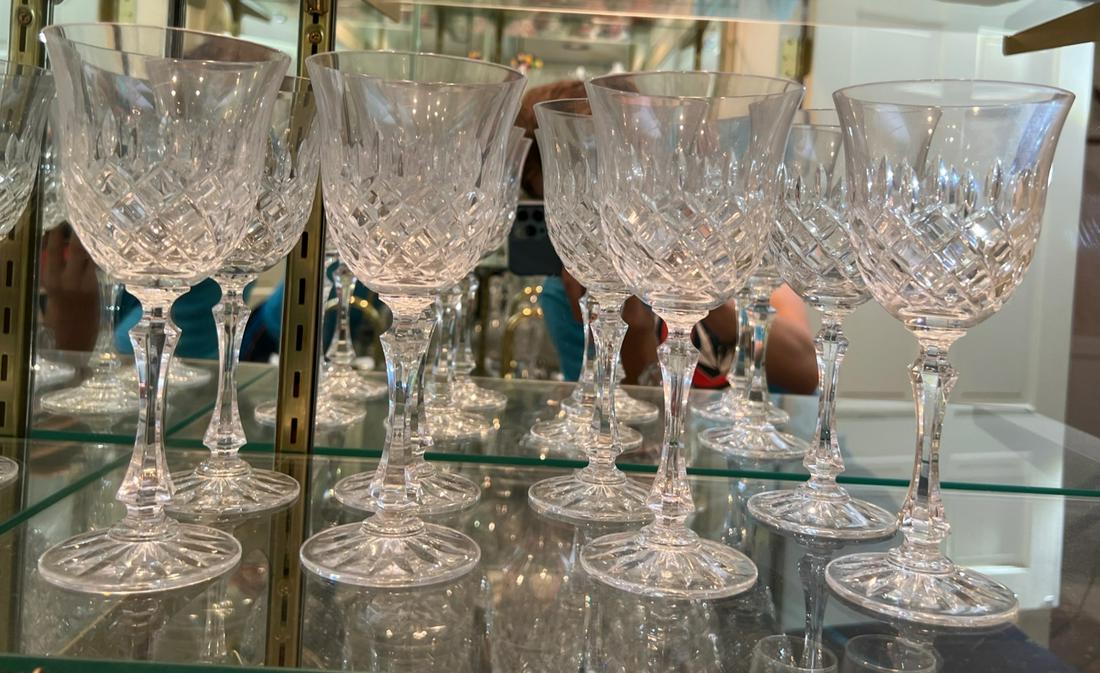 (8) CRYSTAL WINE GLASSES: 7 ½ inchesTemp No 452