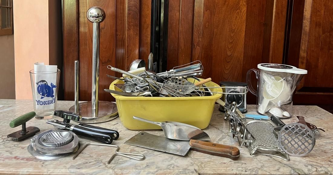 BIN OF KITCHENWARES: Most of a kitchen's necessitiesTemp No 487