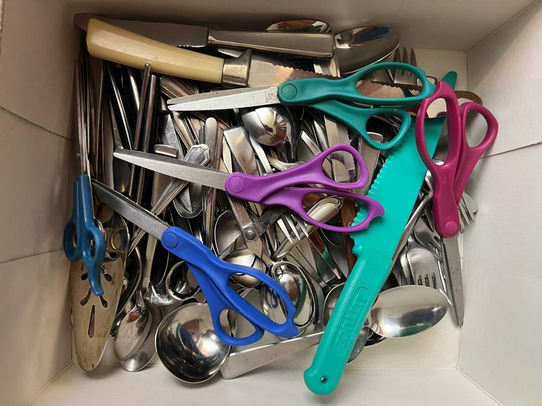 GROUPING OF STAINLESS FLATWARES etc (1 of 4)