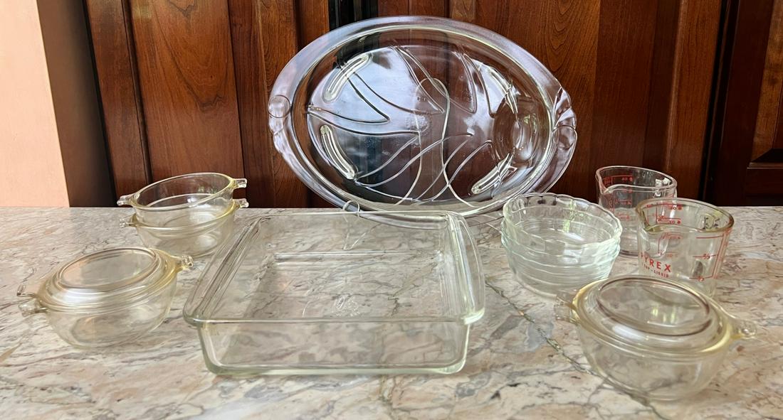GROUPING OF PYREX: Bowls, cup measures, well and tree platter, brownie pan and bowls with coversTemp No 489