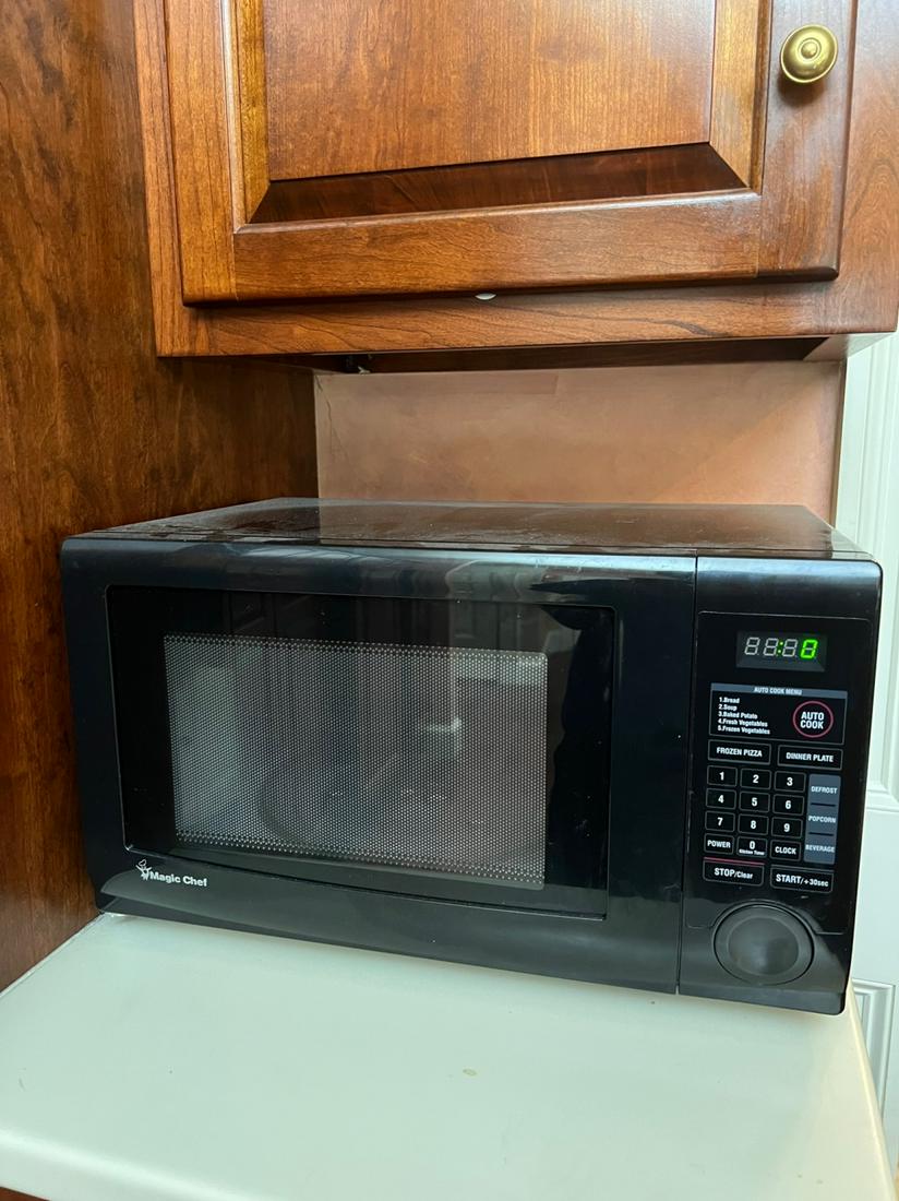 MAGIC CHEF MICROWAVE OVEN (1 of 6)