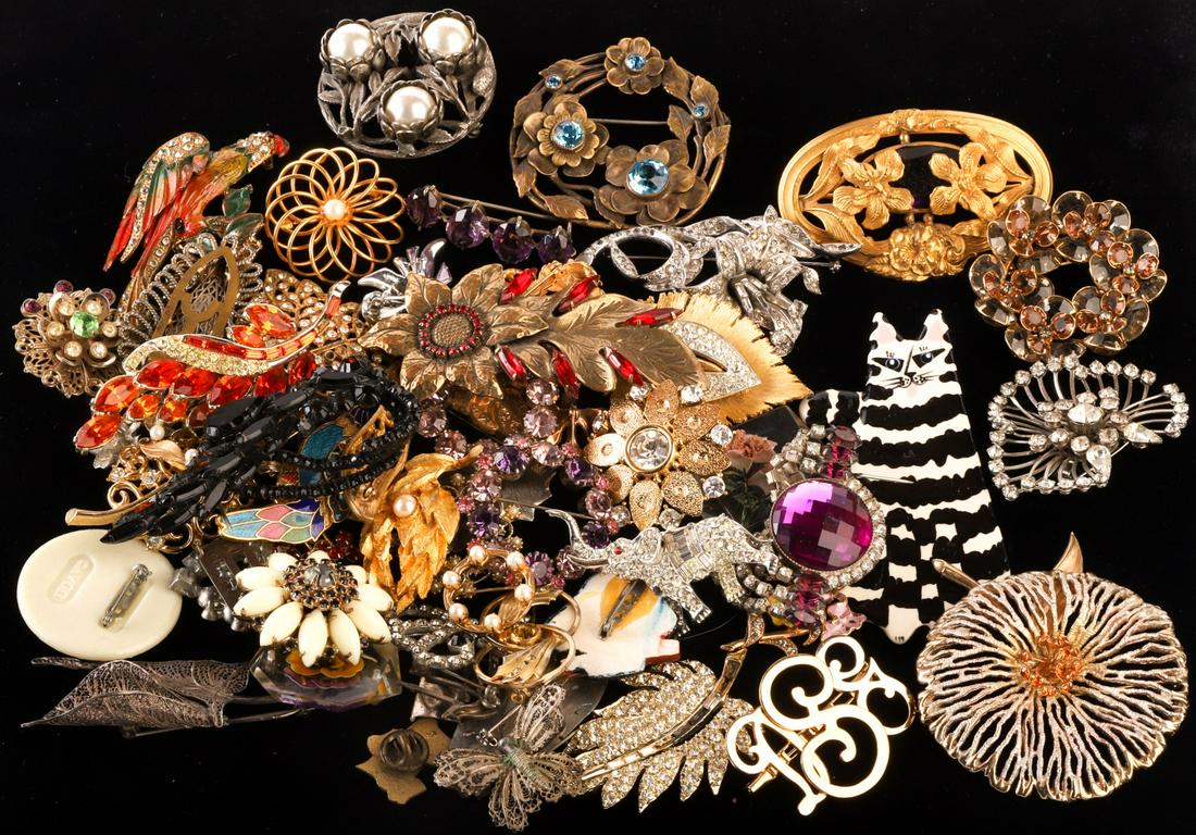 LARGE COLLECTION OF COSTUME BROOCHES (1 of 10)