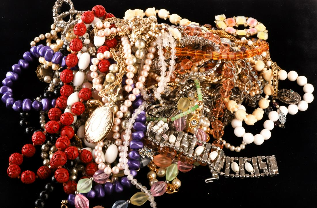 LARGE COLLECTION OF COSTUME NECKLACES (1 of 9)