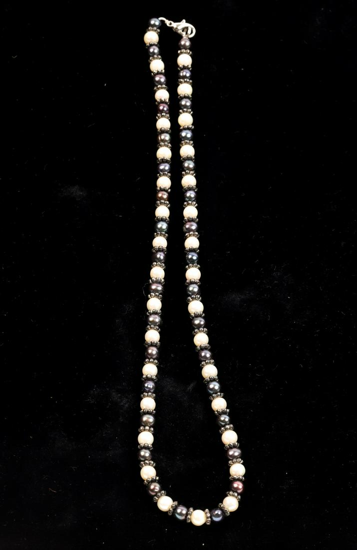 (18) inch BLACK & WHITE PEARL NECKLACE: Each separated by a lobed floral ring. 3/16 inch pearls. Condition: GoodTemp No 530n