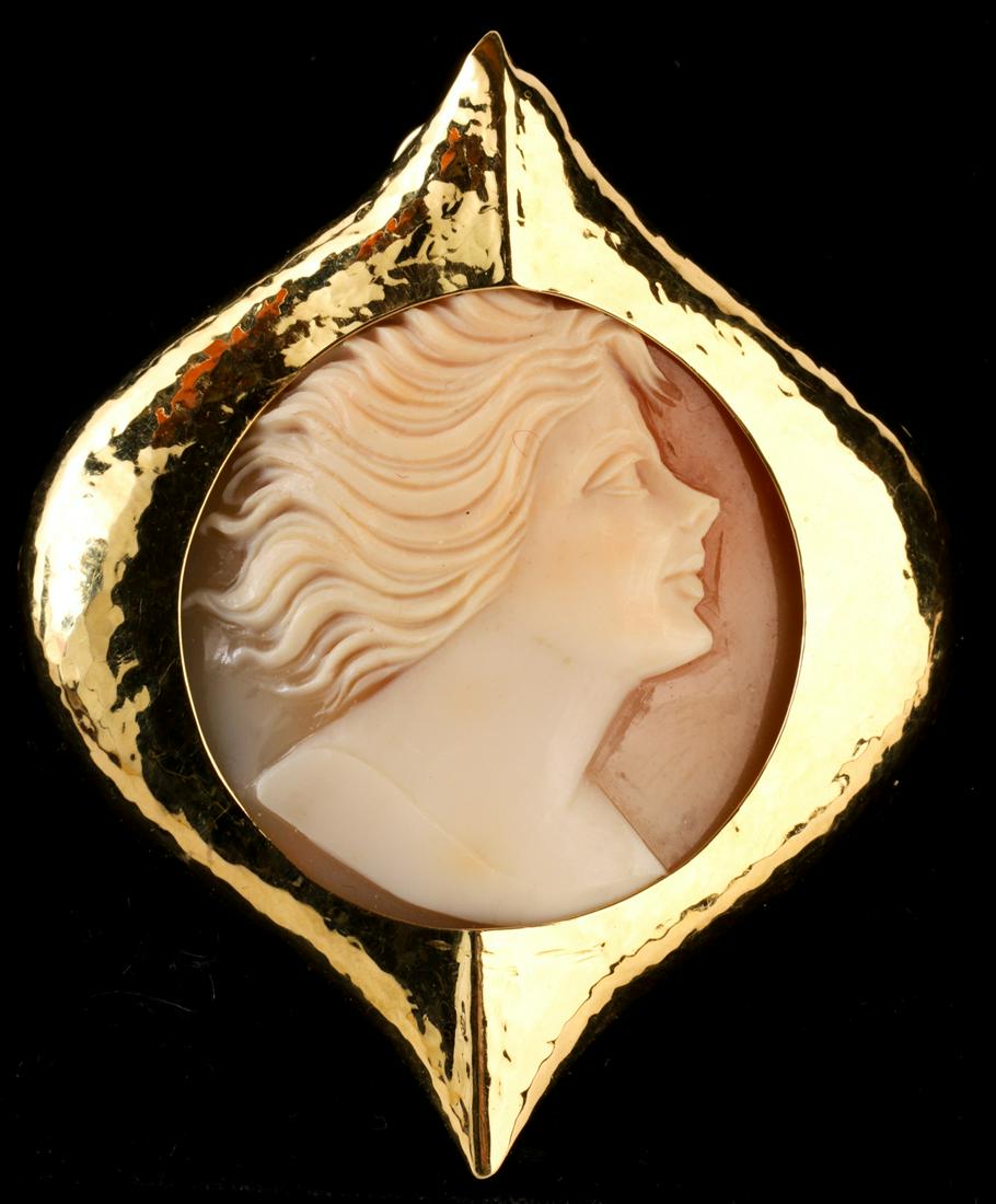 SHELL CAMEO SET IN 18k GOLD BROOCH (1 of 7)