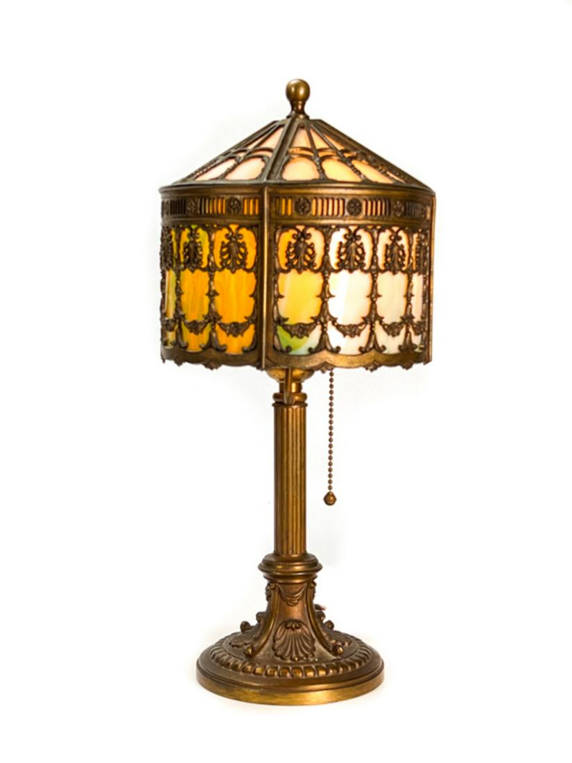 FINE QUALITY BOUDOIR LAMP w SLAG GLASS SHADE (1 of 15)