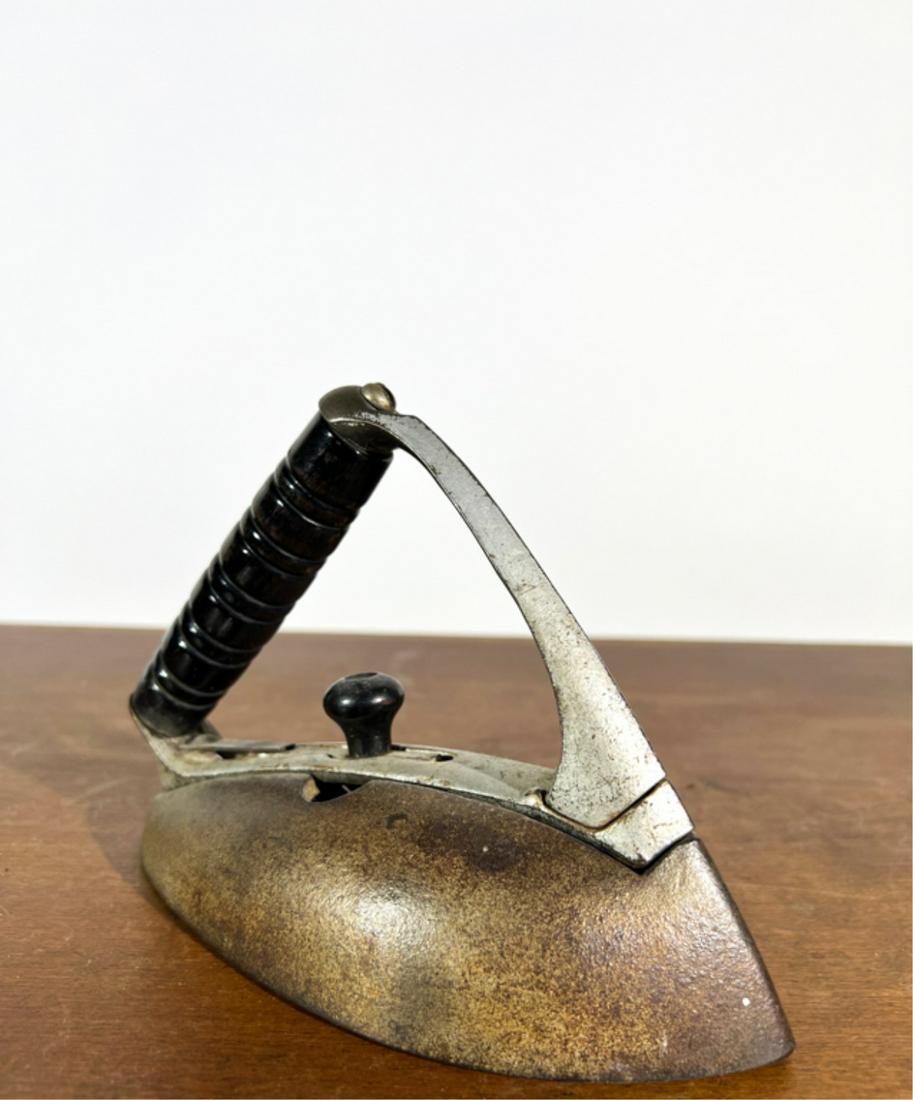 INTERESTING FORM SAD IRON w REMOVABLE HANDLE (1 of 4)