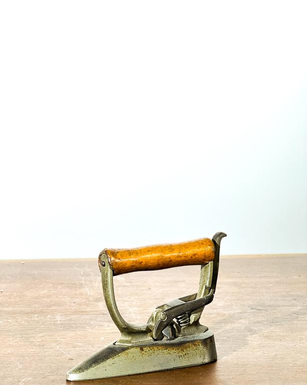 CUFF/COLLAR SAD IRON with REMOVABLE HANDLE (1 of 4)