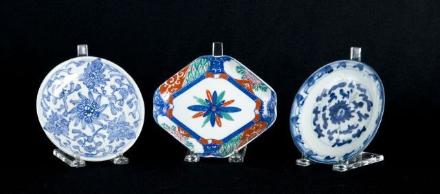 Lot of three Chinese porcelains, 18th-19th c.: consisting of two blue and white and one polychrome