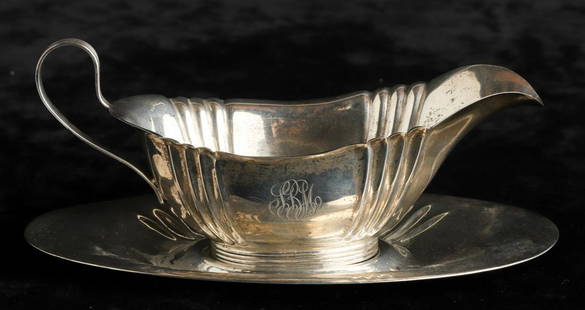 DOMINICK & HAFF STERLING SILVER SAUCE BOAT: W/ underplate. 2 1/2". 3.7 ozt Condition: Ref photos or call for more info Temp No 5016