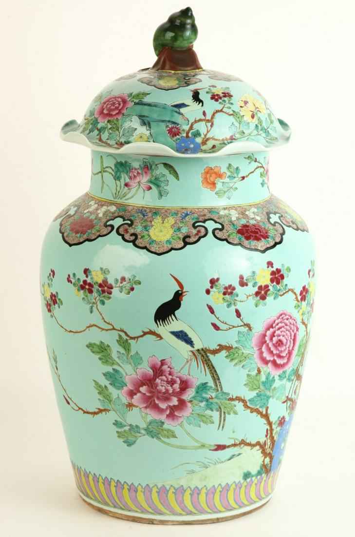 (20th c) CHINESE PORCELAIN URN (1 of 18)