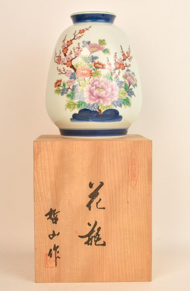 FINE QUALITY (Mid 20th c) JAPANESE PEAR-FORM PORCELAIN VASE (1 of 8)