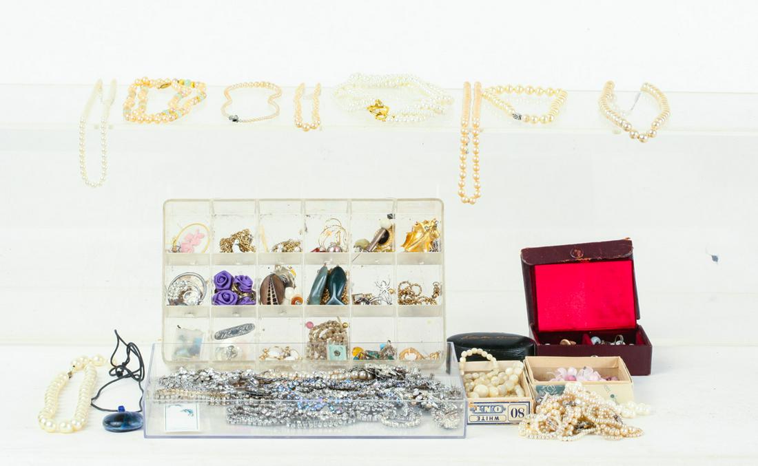 COLLECTION OF VINTAGE COSTUME JEWELRY (1 of 9)