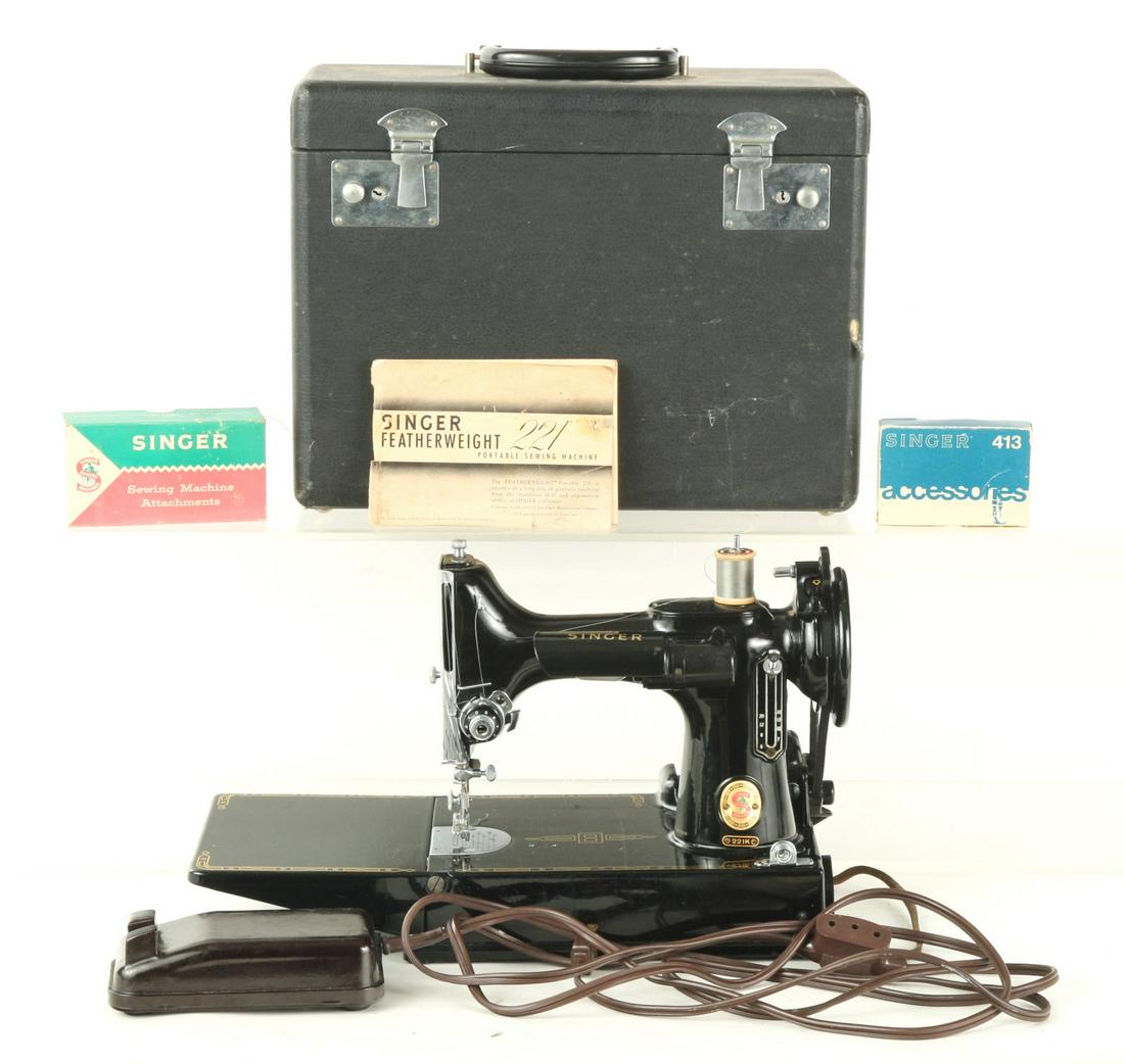 SINGER FEATHERWEIGHT PORTABLE SEWING MACHINE (1 of 12)
