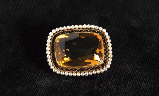 Antique 14k citrine and pearl pin: Antique 14k citrine and pearl pin. Antique Edwardian 14k filigree mounting set with citrine and natural seed pearls. 24 mm x 18mm