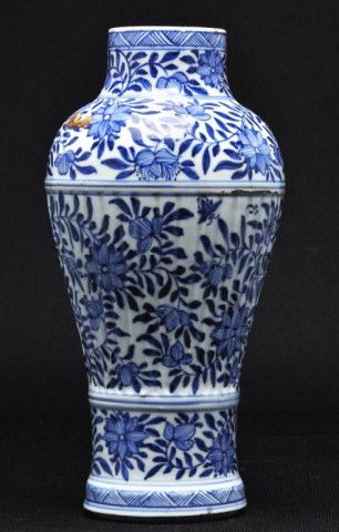 18th/19th century blue and white bulbous form vase: 18th/19th century blue and white bulbous form vase with floral decoration. H: 9 1/2"