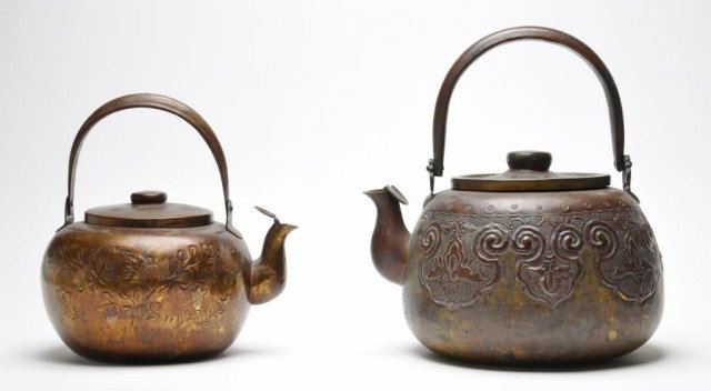Two Japanese hand hammered copper teapots: Two Japanese hand hammered copper teapots, largest: 10" d