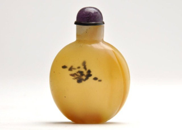 Chinese spotted chalcedony snuff bottle: Chinese spotted chalcedony snuff bottle