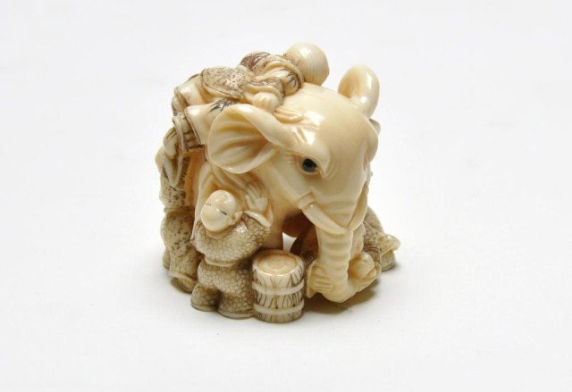 Japanese ivory netsuke, Meiji period: Japanese ivory netsuke, Meiji period, of an elephant with children, signed. H: 1 1/2"