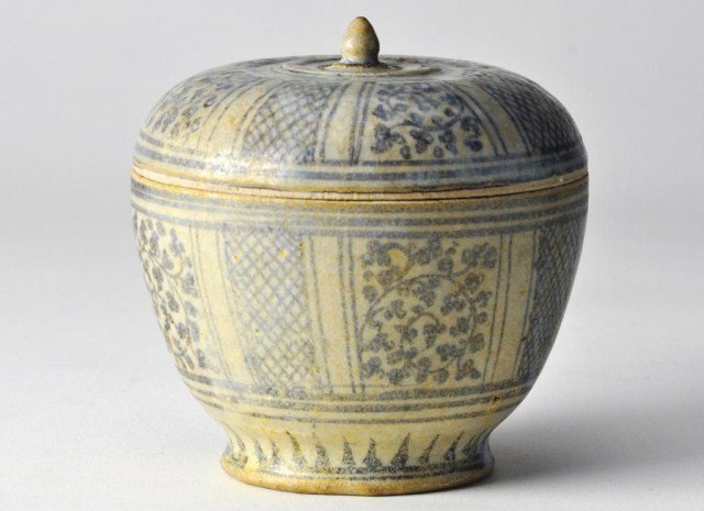 Vietnamese blue decorated ceramic circular covered: Vietnamese blue decorated ceramic circular covered box, 15th century,