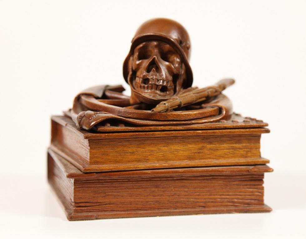 WWI HAND-CARVED MEMENTO MORI CIGARETTE BOX (1 of 13)