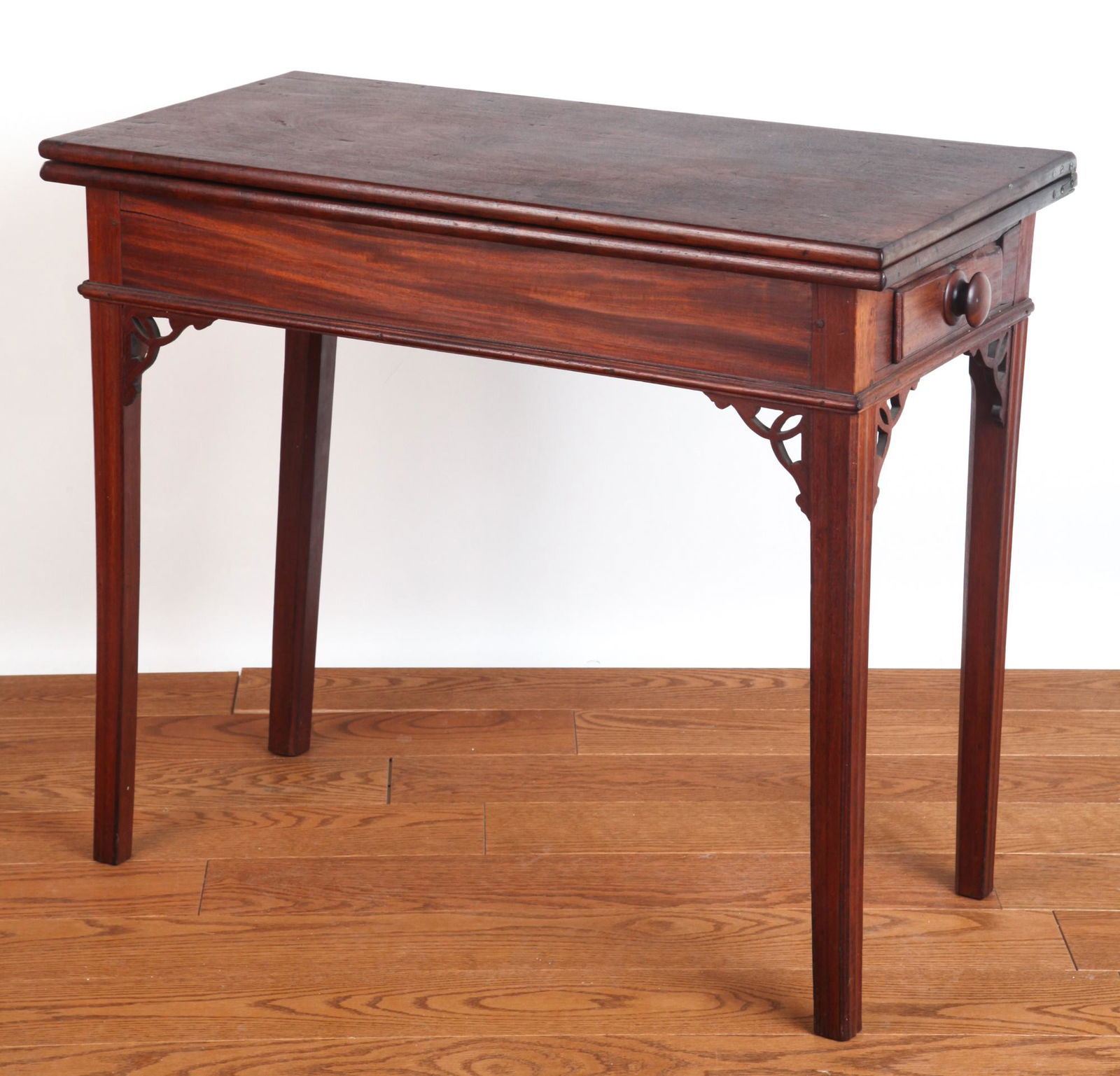 (18th c) BOSTON MAHOGANY GAME TABLE (1 of 9)
