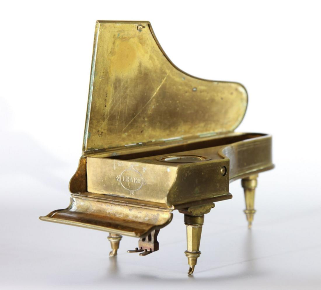 GRAND PIANO-FORM ENGRAVED BRASS PEN STAND (1 of 17)