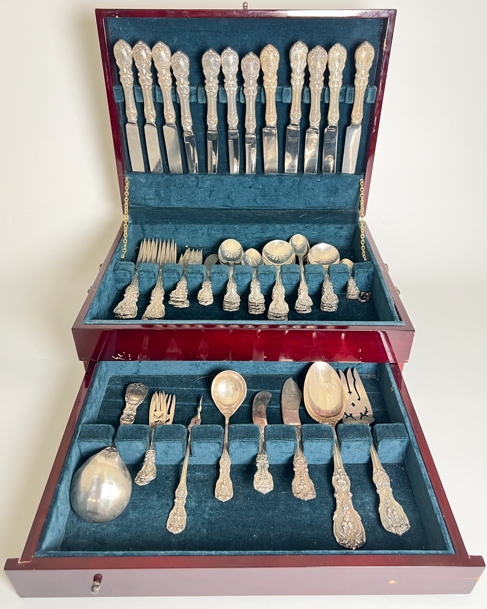 REED & BARTON FRANCIS I STERLING SILVER FLATWARE: Including: (12) Dinner knives, (4) butter spreaders, (4) dinner forks, (4) salad forks, (3) lemon forks, (5) teaspoons, (4) soup spoons, (4) gumbo spoons, (4) bullion spoons, (4) iced tea spoons, (4) 