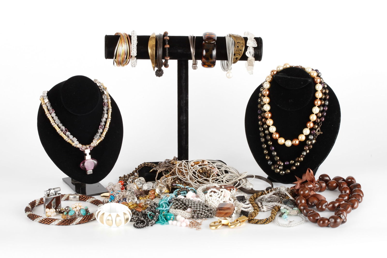 DISCOVERY LOT OF COSTUME JEWELRY: Necklaces, bracelets and bangles