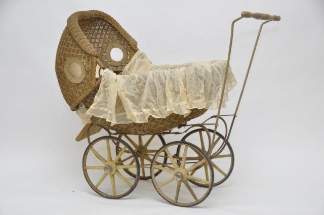 Large Victorian wicker baby carriage w/ bedding -: 29 inches tall.