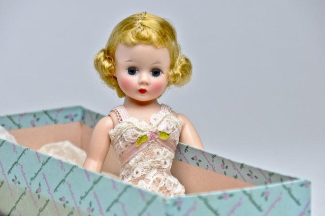 (1) Madame Alexander "Cissette", ca 1957 triple: stitch wig, tagged, wears lace chemise nylons & mules with wrap around elastic, blonde hair in original set, box marked #900, missing pink ribbon in hair,
