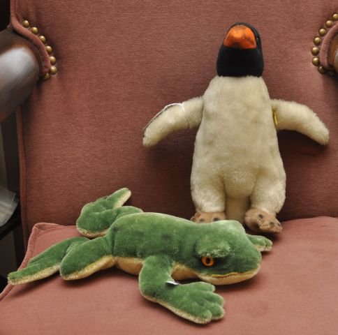Lot of two Steiff animals,: frog and penguin
