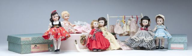 Lot of 5 Madame Alexander dolls with: clothing and carrying case plus clothing rack with outfits