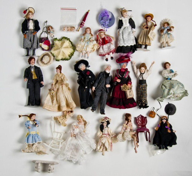 Lot of newer doll house dolls, Victorian: dressed men, women & children,tallest 7 ", smallest is 4 ". Some by Bonnie Sanford, Connie Sauve, Diane Pietuela? and Lori Ann Potts.