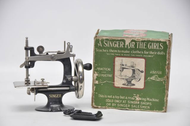 Miniature Singer sewing machine in original box: with table clamp