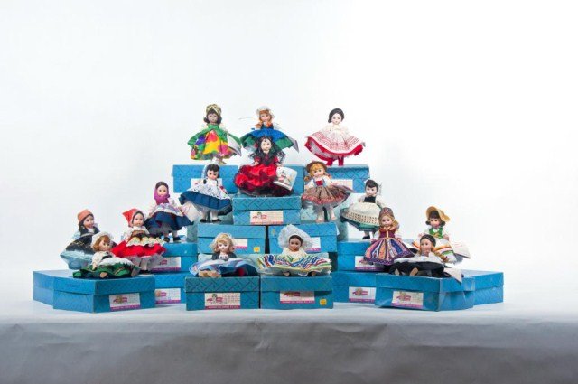 (16 ) 8" International Madame Alexander dolls,: Romania 538, Mexico 520, Switzerland 540, Ireland 551 (loose head), Spain 595, Russia 574, Austria 532, Netherlands 591, Portugal 537, Italy 553, Sweden 521, Latvia 527, France 517, Brazil 530, Czecho