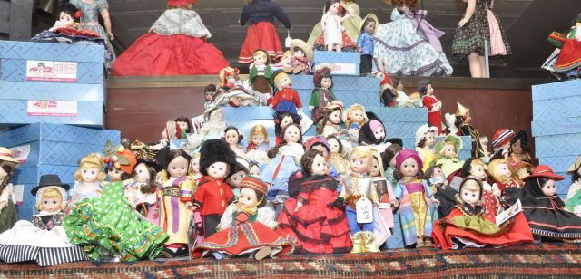 Lot of over 100 Madame Alexander 8 " doll -: mostly Country Dolls