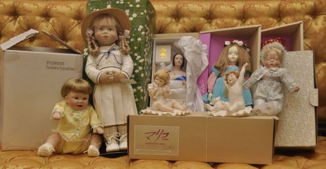 Mixed lot collector dolls - Thumbelina Tulip with: box; Danbury Mint - Playing Footsie - Mariko Art, Marinnko Sailor; International Treasury Forever Cherished Boxed Karen Heller Jenny. 2 Florence Giuseppe Armani figures , etc. (11 dolls)