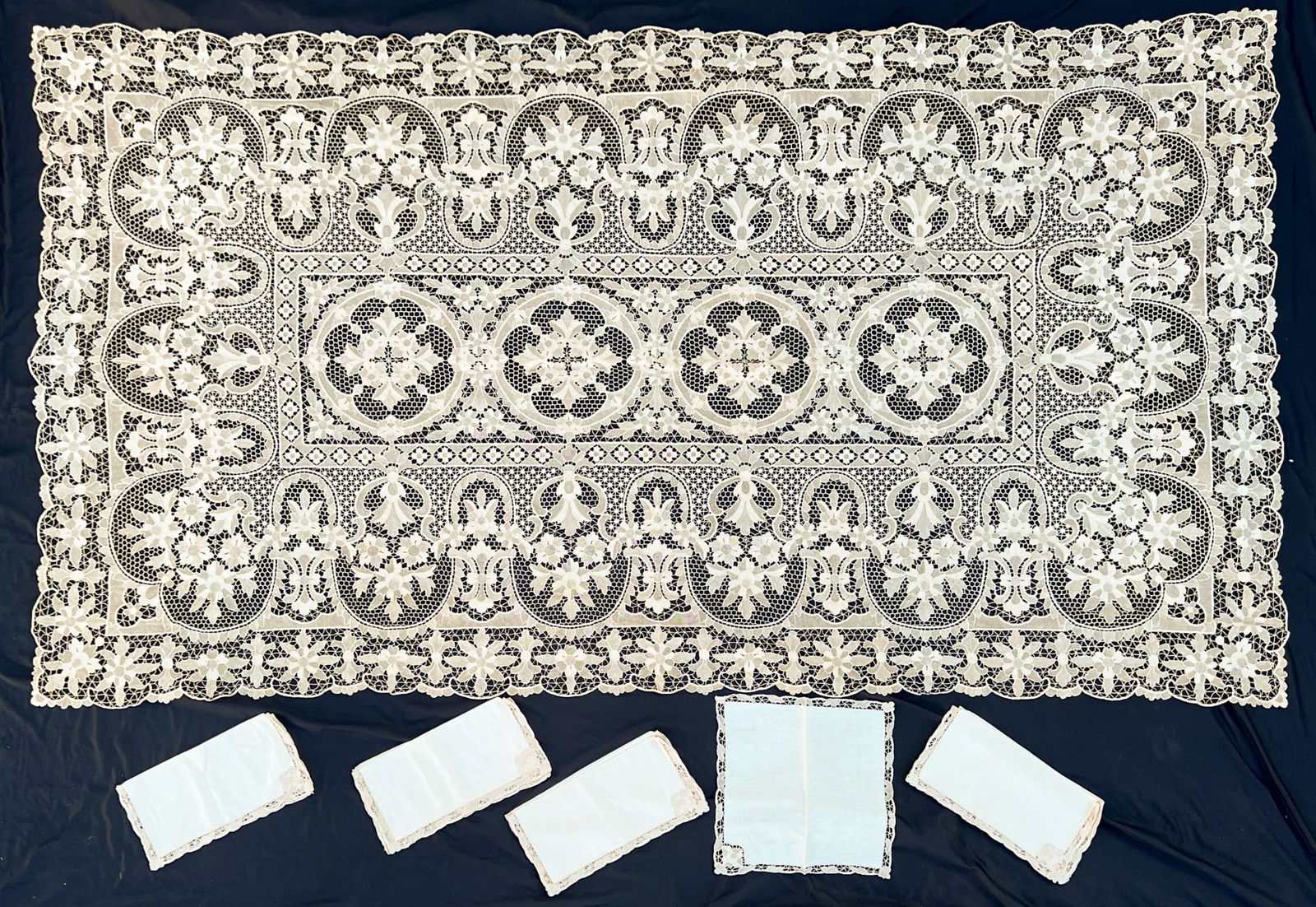 VINTAGE LACE TABLECLOTH AND 10 NAPKINS (1 of 7)